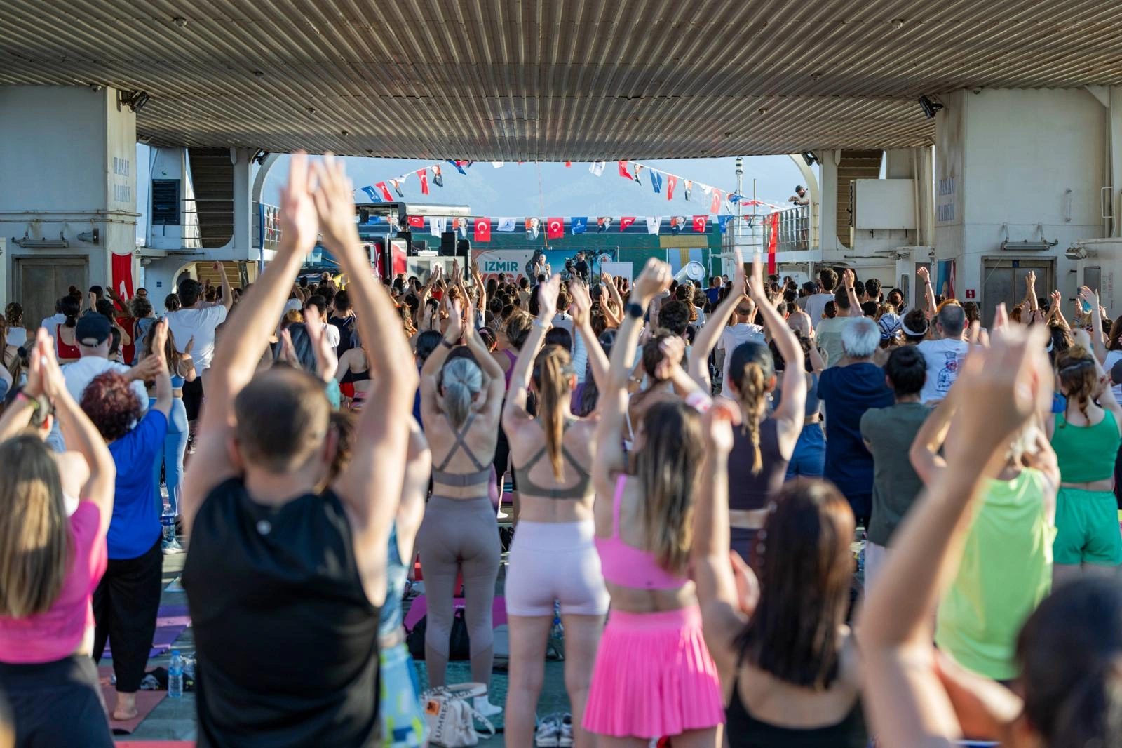 Körfez’in mavisinde 400 kişilik yoga buluşması