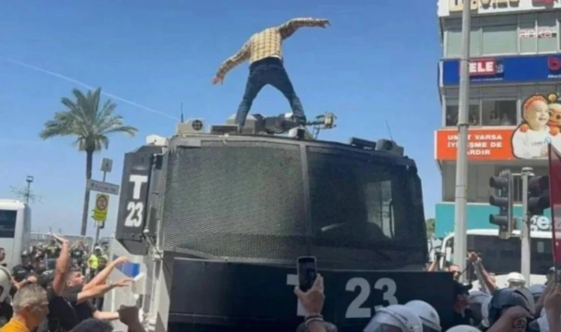 İzmir’de Valiliğin miting yasağını protesto ederken polis aracının üzerine çıkan