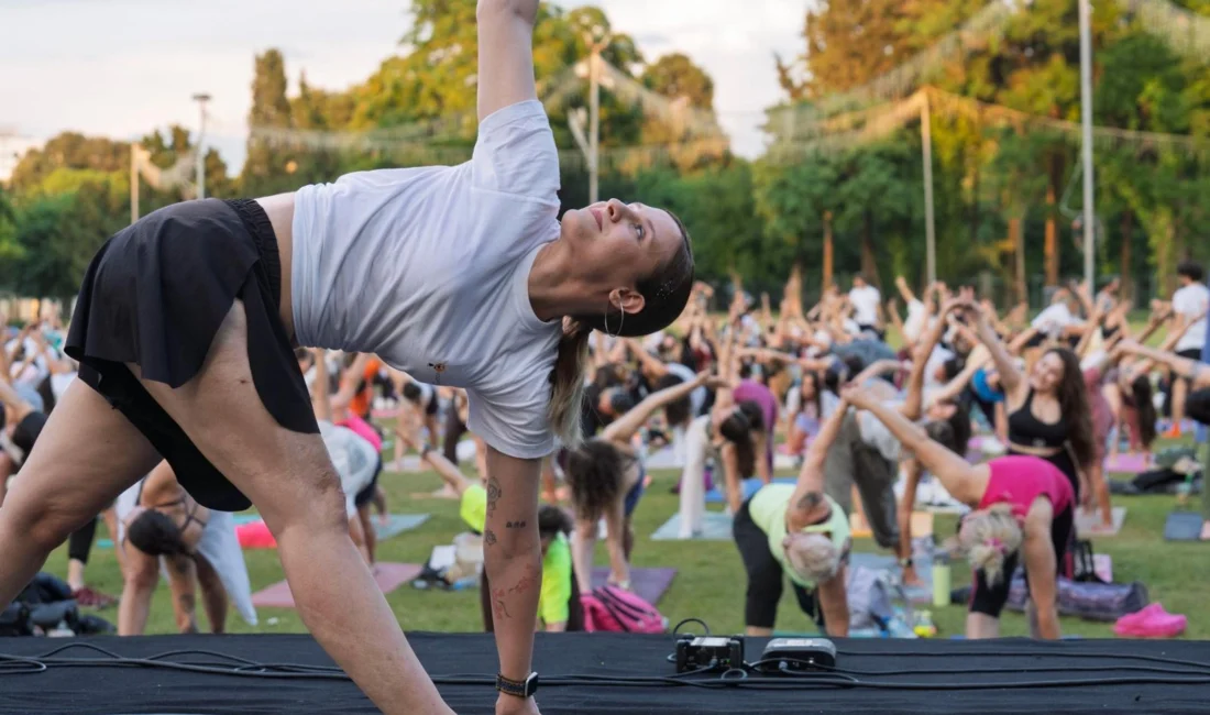 İzmir Büyükşehir Belediyesi’nin düzenlediği Yoga Festivali’nde heyecan tavan yaptı. Yüzlerce
