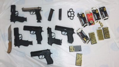 İzmir'in Kemalpaşa ilçesinde emniyet güçleri tarafından düzenlenen ruhsatsız silah operasyonunda,
