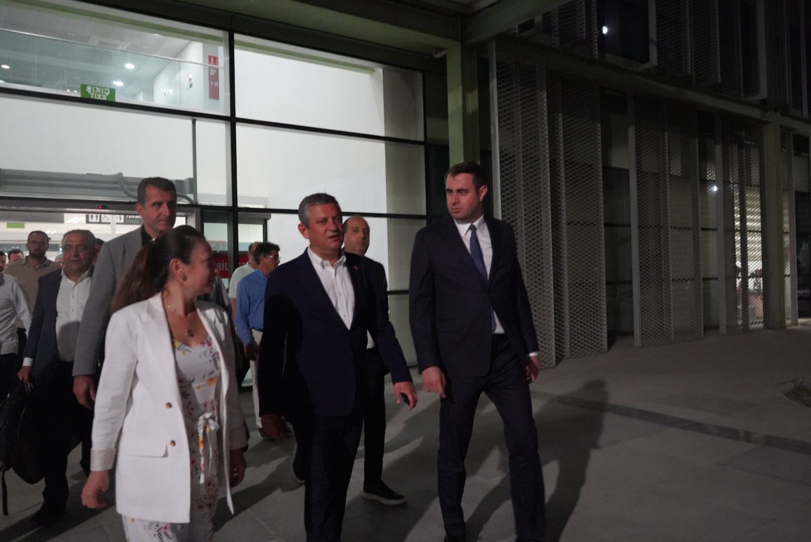 Özgür Özel İzmir'de: Çağatay Güç havalimanında karşıladı