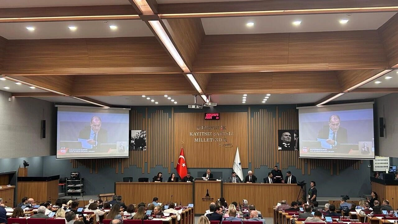 İzmir Büyükşehir Meclisi'nde su faturası düellosu: 'Belediye başkanlarımızın yargılanmasını mı istiyorsunuz?'