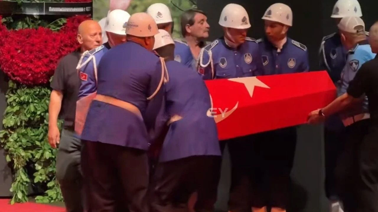 Kadir İnanır son yolculuğuna uğurlanıyor
