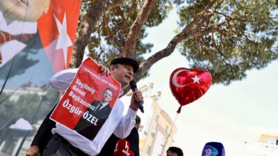 İzmir programı kapsamında Kiraz ilçesini ziyaret eden Özgür Özel, mesleği