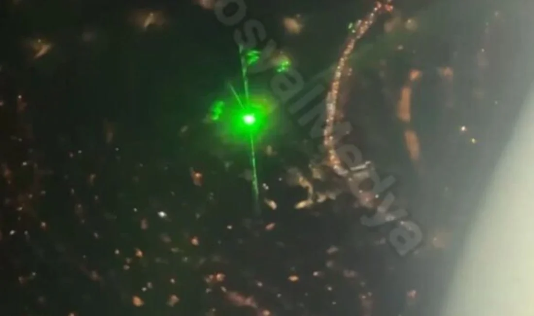 İzmir-İstanbul seferini yapan yolcu uçağının kokpitine yerden lazer tutuldu. Havada