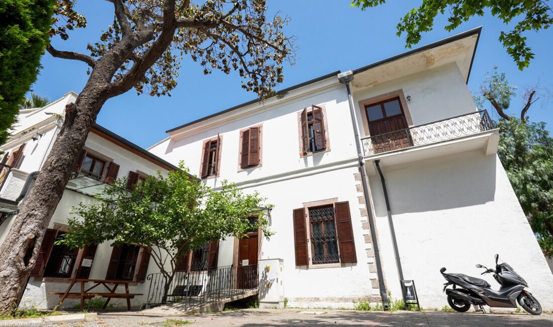 İzBB Kent Tarihi Tanıtım ve Turizm Dairesi ekipleri tarihi yapının