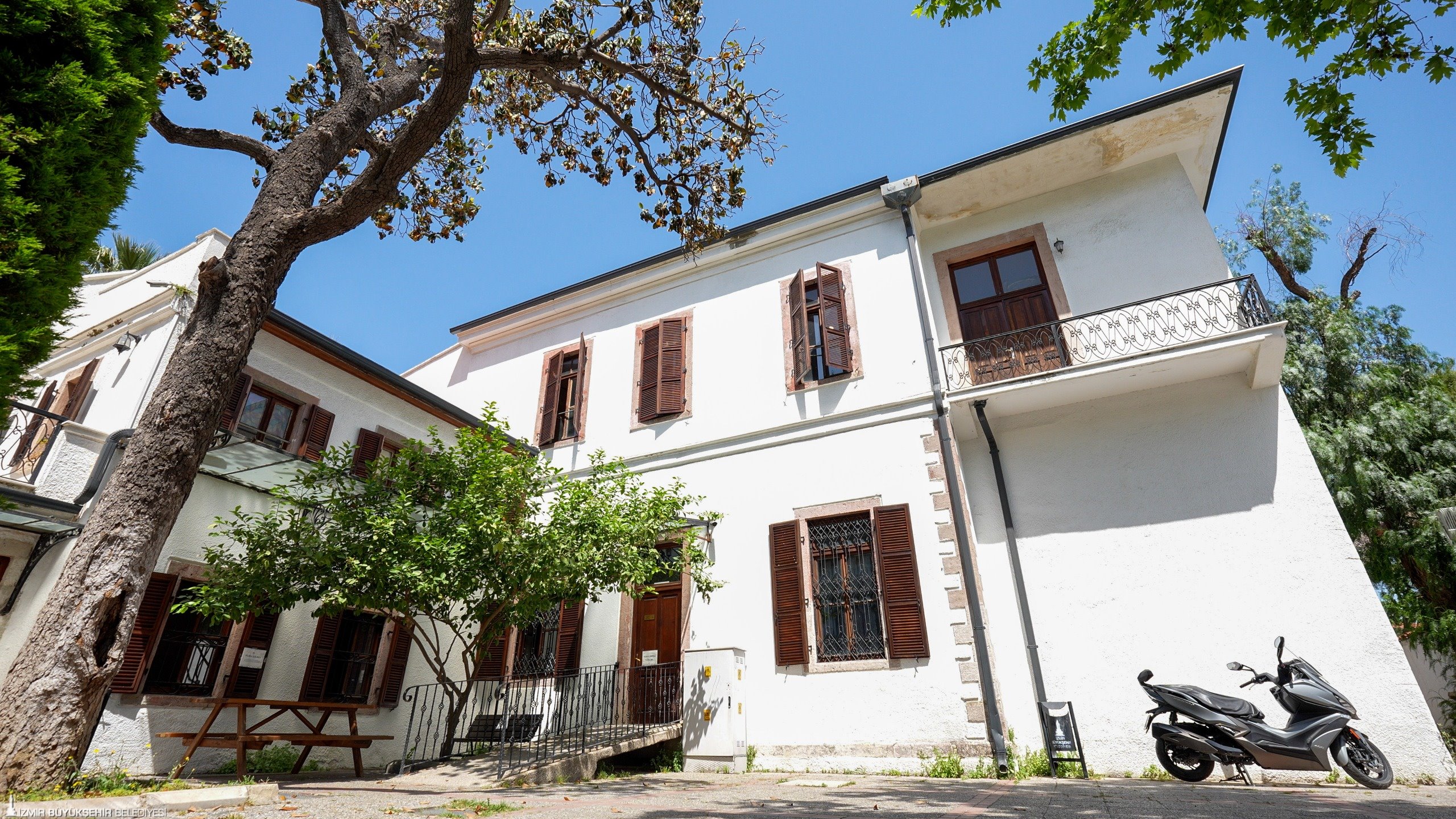 İzBB Kent Tarihi Tanıtım ve Turizm Dairesi ekipleri tarihi yapının
