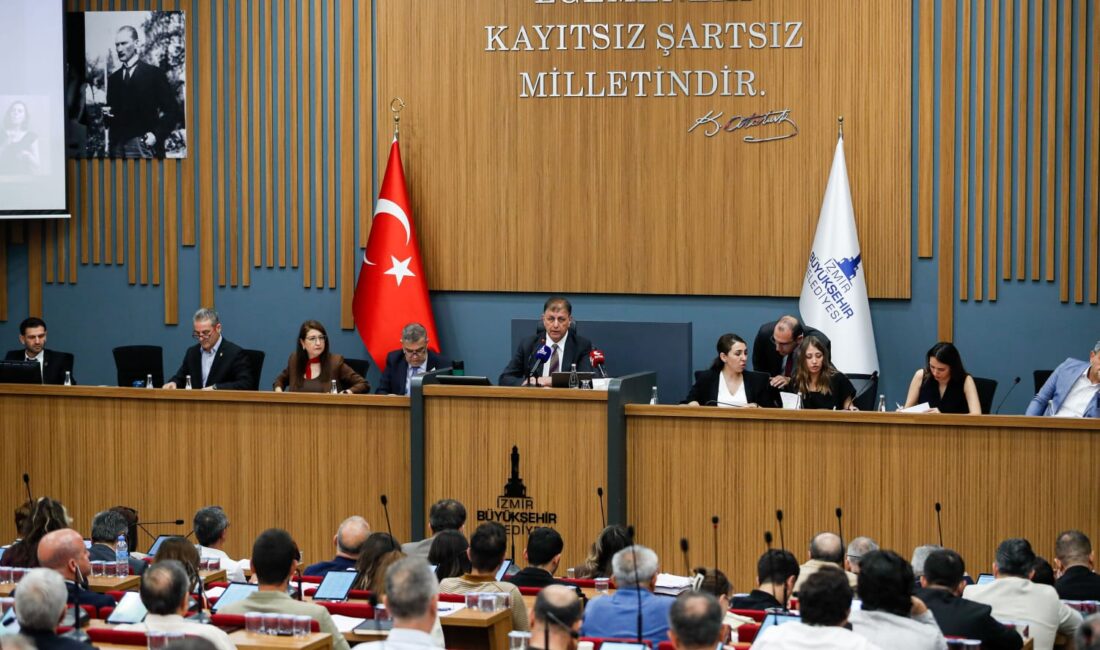 İzmir Büyükşehir Belediye Başkanı Cemil Tugay, yolsuzluk soruşturması kapsamında tutuklanan