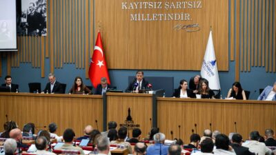 İzmir Büyükşehir Belediye Başkanı Cemil Tugay, yolsuzluk soruşturması kapsamında tutuklanan