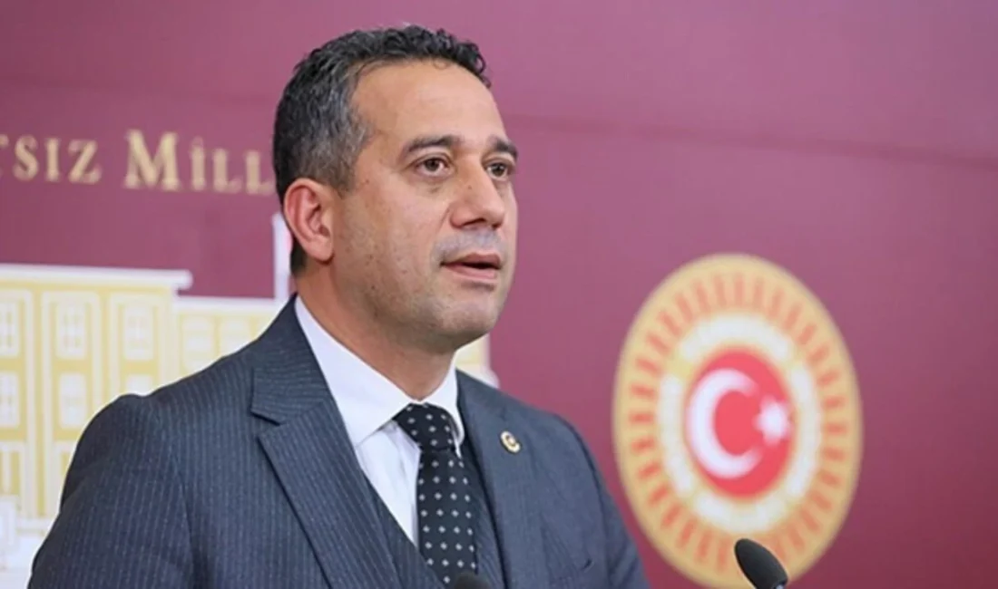Meclis'te kameraların karşısına geçen CHP'li Ali Mahir Başarır, parti içindeki