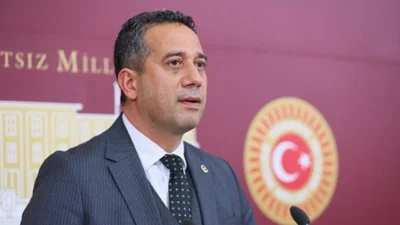 Meclis'te kameraların karşısına geçen CHP'li Ali Mahir Başarır, parti içindeki