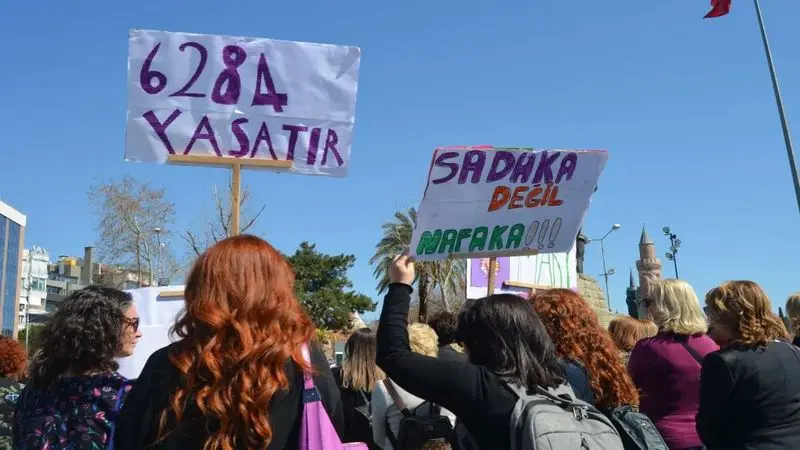 AYM'nin süresiz nafaka iptalini Anayasa Hukukçusu Prof. Şule Özsoy Boyunsuz Demokrat Gündem'e değerlendirdi