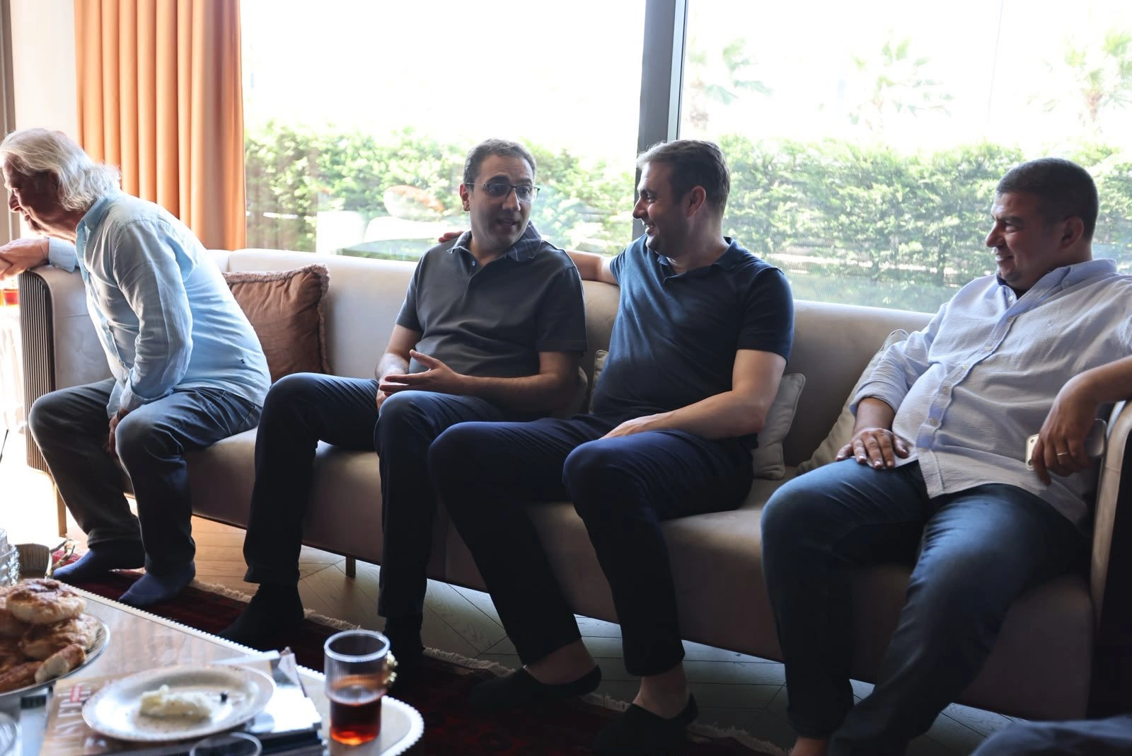 Tahliye sonrası evinde ilk ziyaret: "Millet iradesinin yanındayız"