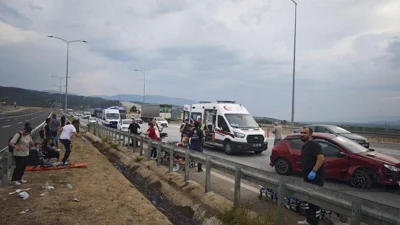 Aydın-Denizli otoyolunda seyir halindeki bir otomobil, lastiğinin patlaması sonucu kontrolden