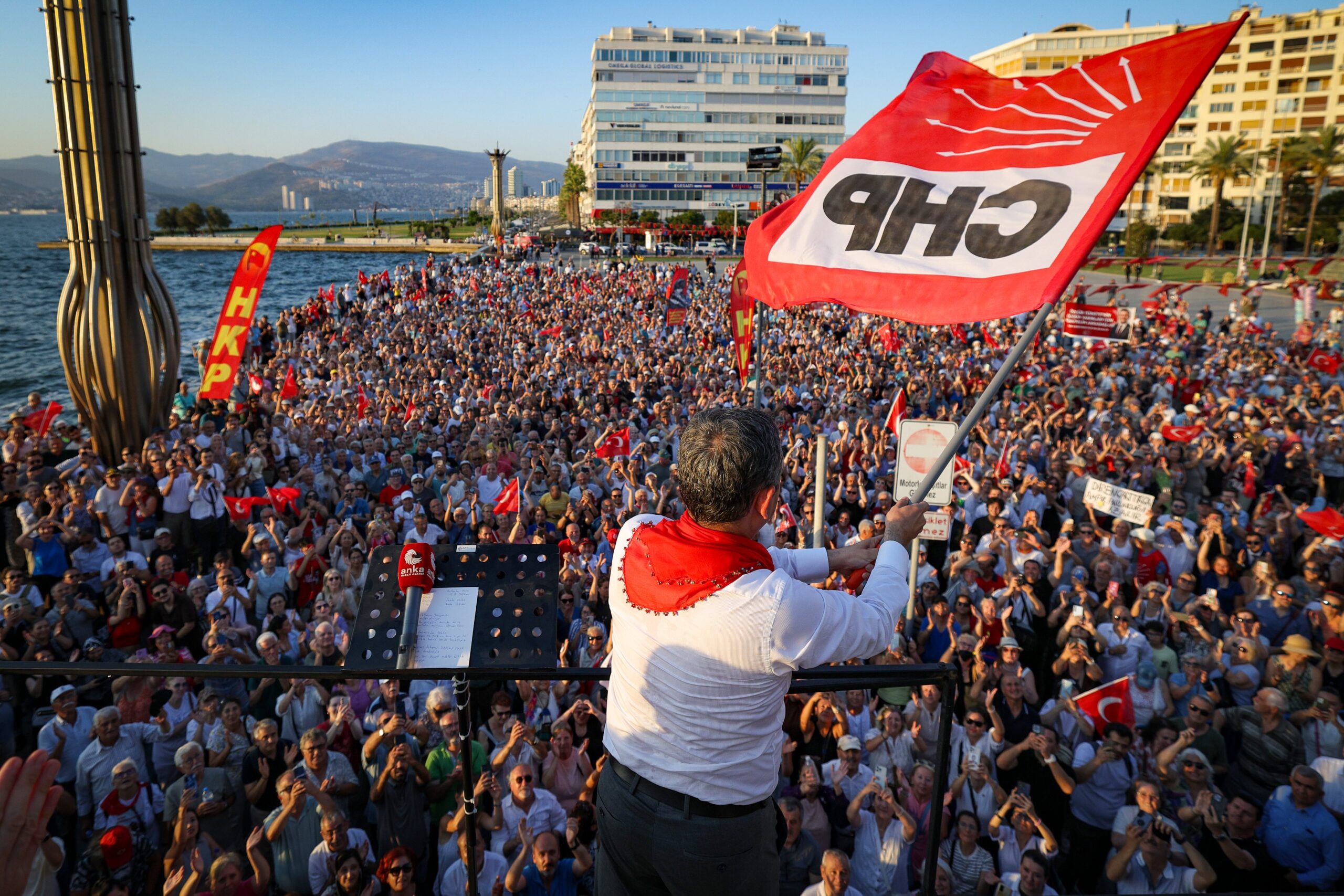 Özgür Özel İzmir'den seslendi: 'Kurultay istiyoruz kurultay'
