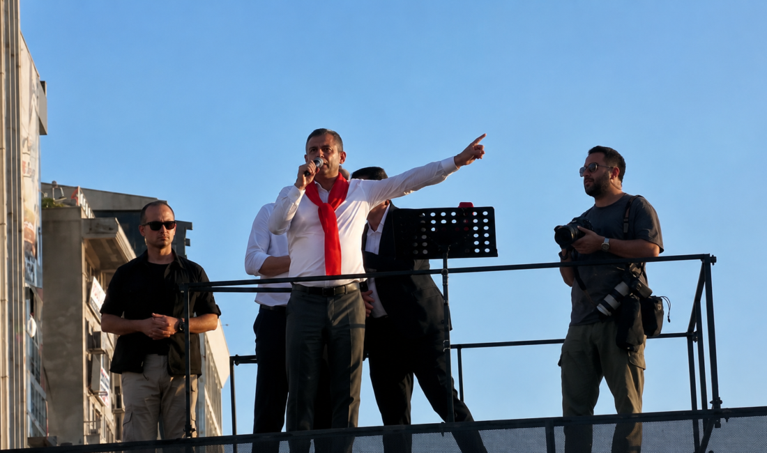 Mahkemenin "mutlak butlan" kararı sonrasında İzmir'de yoğun bir ilçe mesaisi
