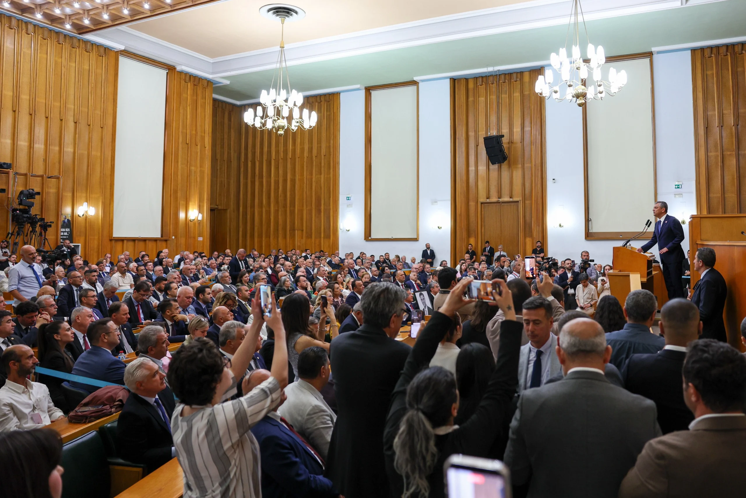 Özgür Özel Grup Toplantısında konuştu: "Mesele CHP meselesi değil; Erdoğan'ı rakipsizleştirme meselesi"