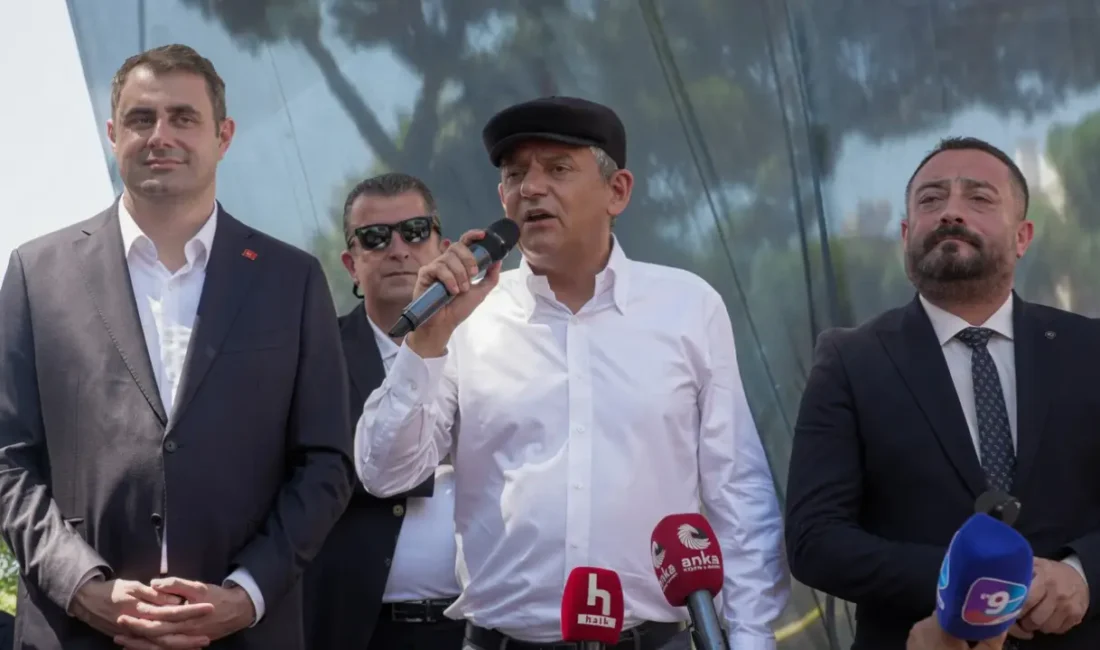 Özgür Özel, İzmir Ödemiş’te bir traktör römorkunun üzerinden halka seslendi.