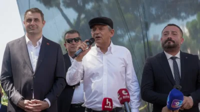 Özgür Özel, İzmir Ödemiş’te bir traktör römorkunun üzerinden halka seslendi.