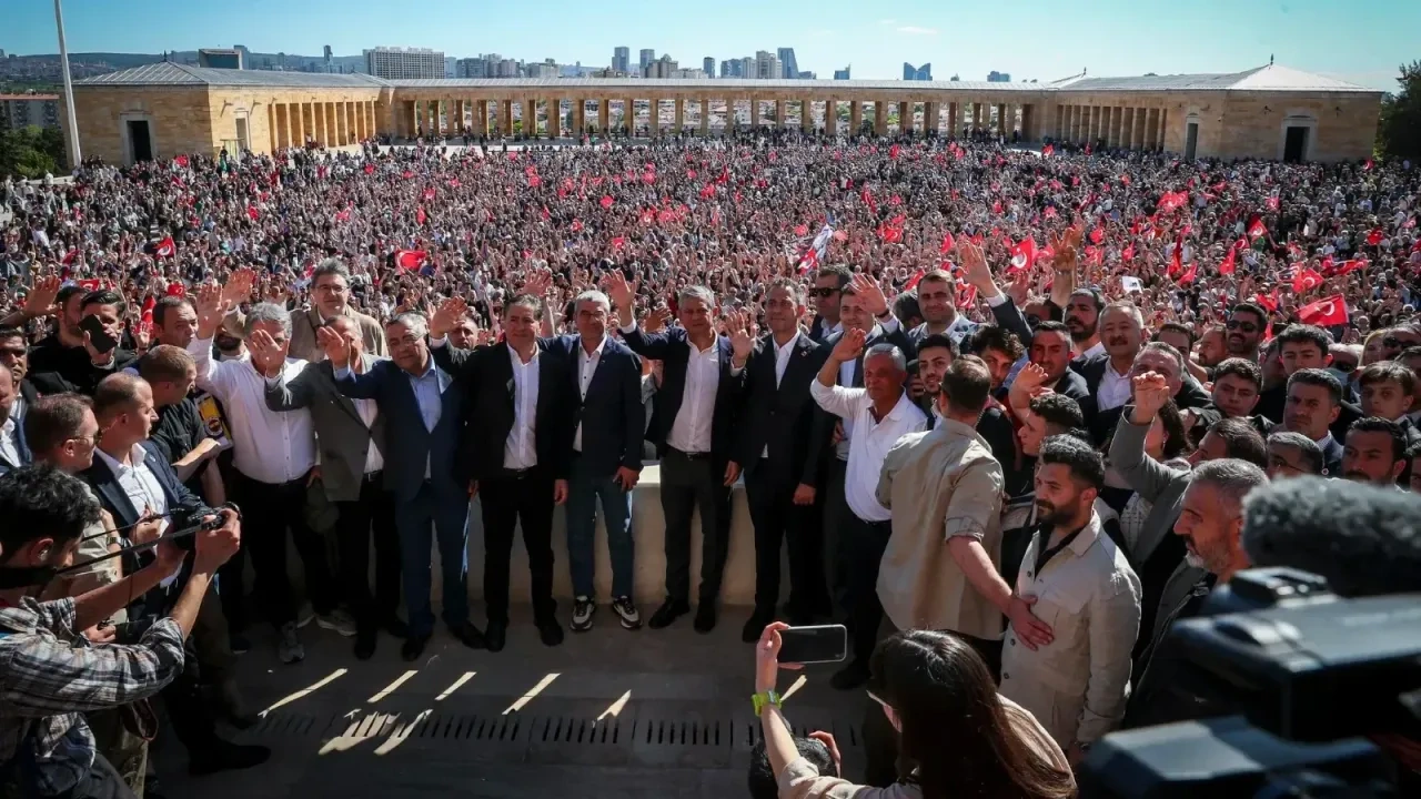 CHP’de kurultay krizinin ardından sular durulmuyor. Eski Genel Başkan Özgür