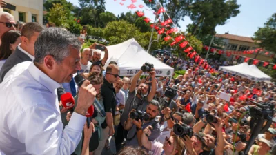 Özgür Özel, İzmir'in Tire ilçesinde adeta gövde gösterisi yaptı. Yaşananları