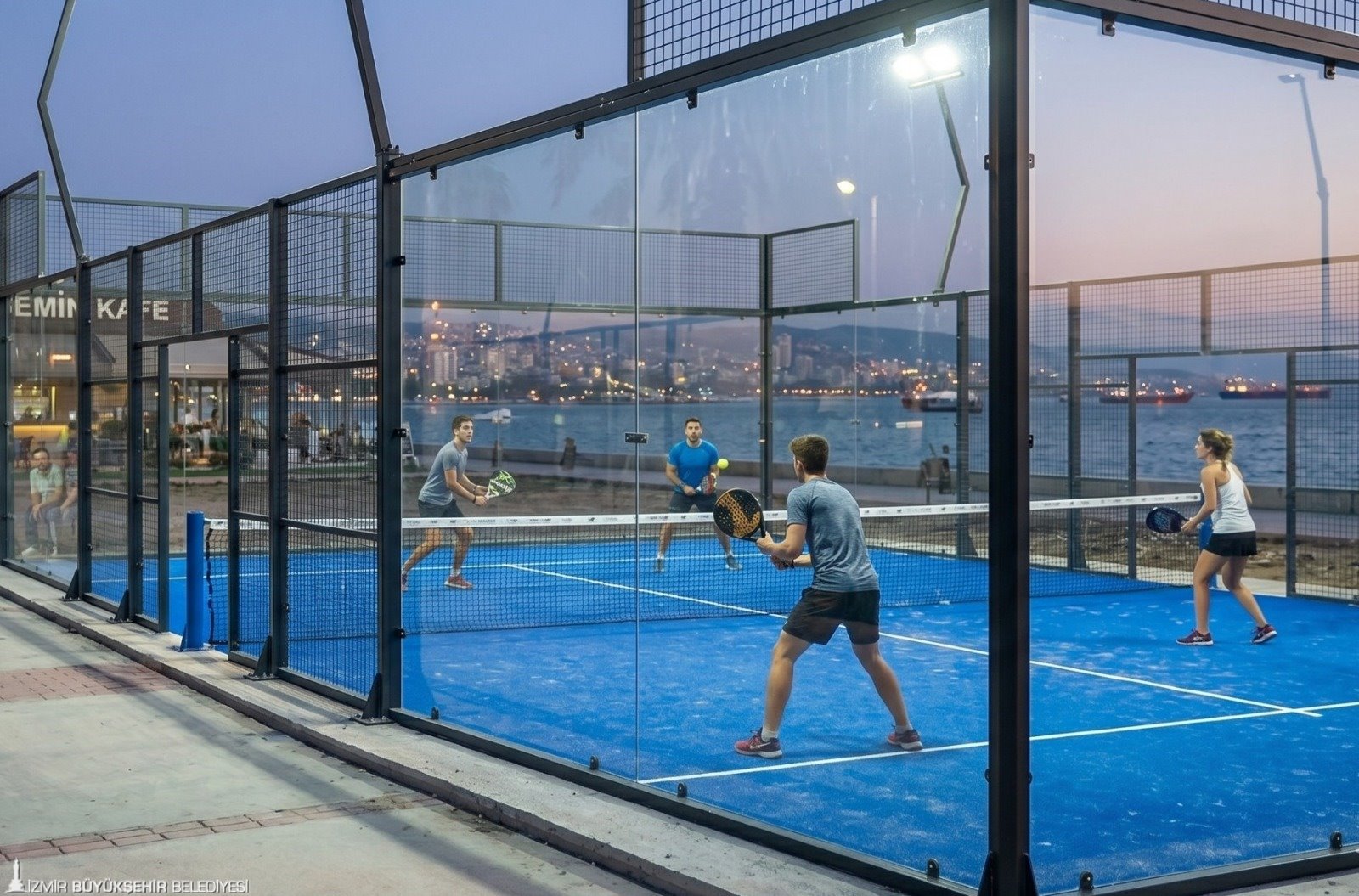 Bostanlı Sahili'ne "cam kaplı" yeni spor arenası: Padel heyecanı İzmir'de 2 Bostanlı Sahili'ne "cam kaplı" yeni spor arenası: Padel heyecanı İzmir'de