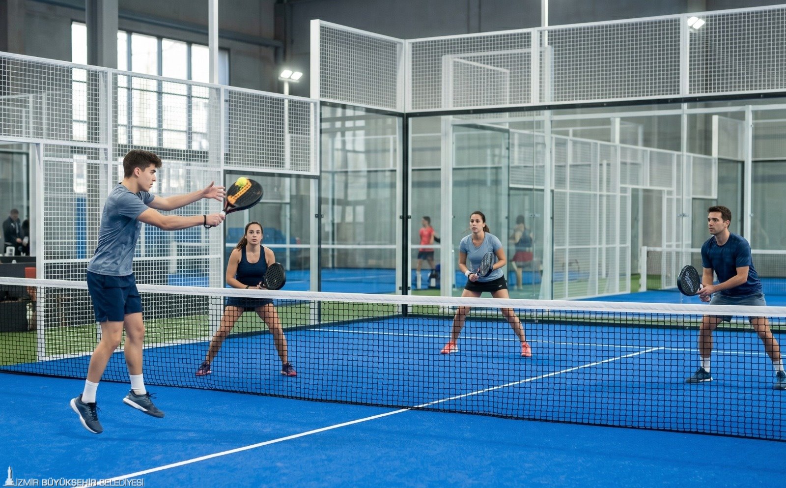 Bostanlı Sahili'ne "cam kaplı" yeni spor arenası: Padel heyecanı İzmir'de 1 Bostanlı Sahili'ne "cam kaplı" yeni spor arenası: Padel heyecanı İzmir'de