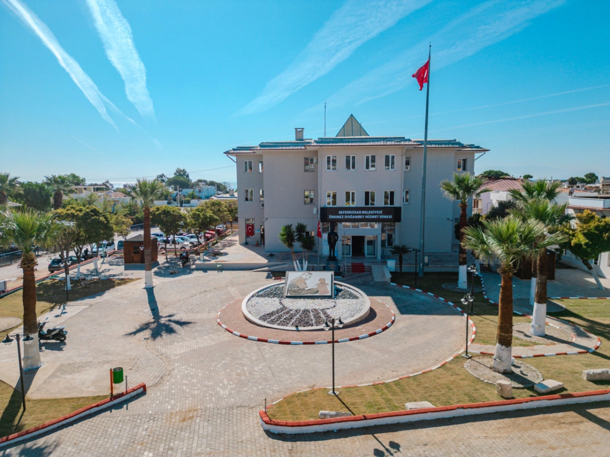 Seferihisar Belediyesi'ne operasyon: Belediye başkan yardımcısı dahil 6 gözaltı