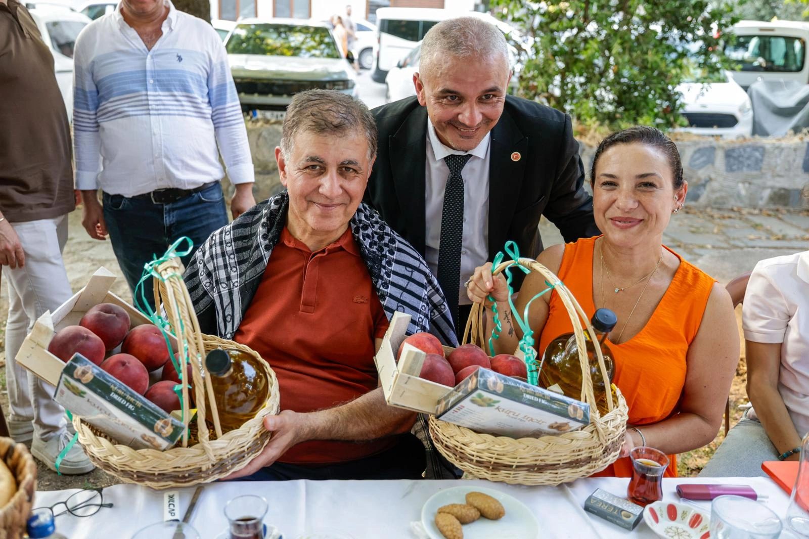 Selçuk’ta Şen Şeftali Şenliği üreticiye umut oldu: Tugay’dan şeftali üreticisine "kooperatif" garantisi