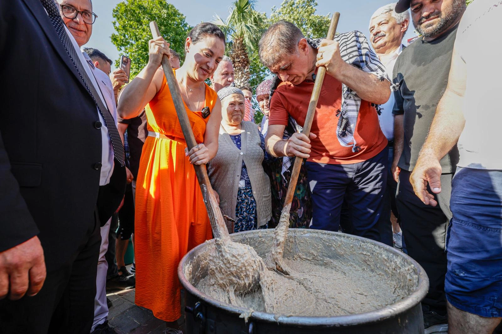 Selçuk’ta Şen Şeftali Şenliği üreticiye umut oldu: Tugay’dan şeftali üreticisine "kooperatif" garantisi