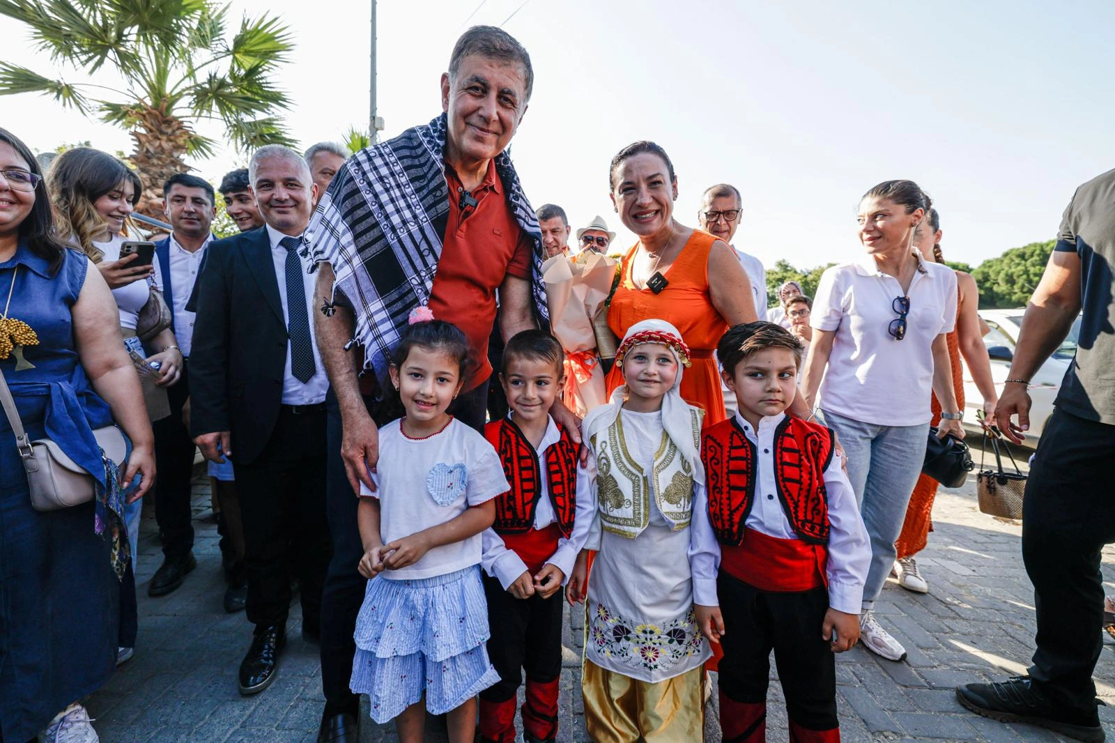 Selçuk’ta Şen Şeftali Şenliği üreticiye umut oldu: Tugay’dan şeftali üreticisine "kooperatif" garantisi