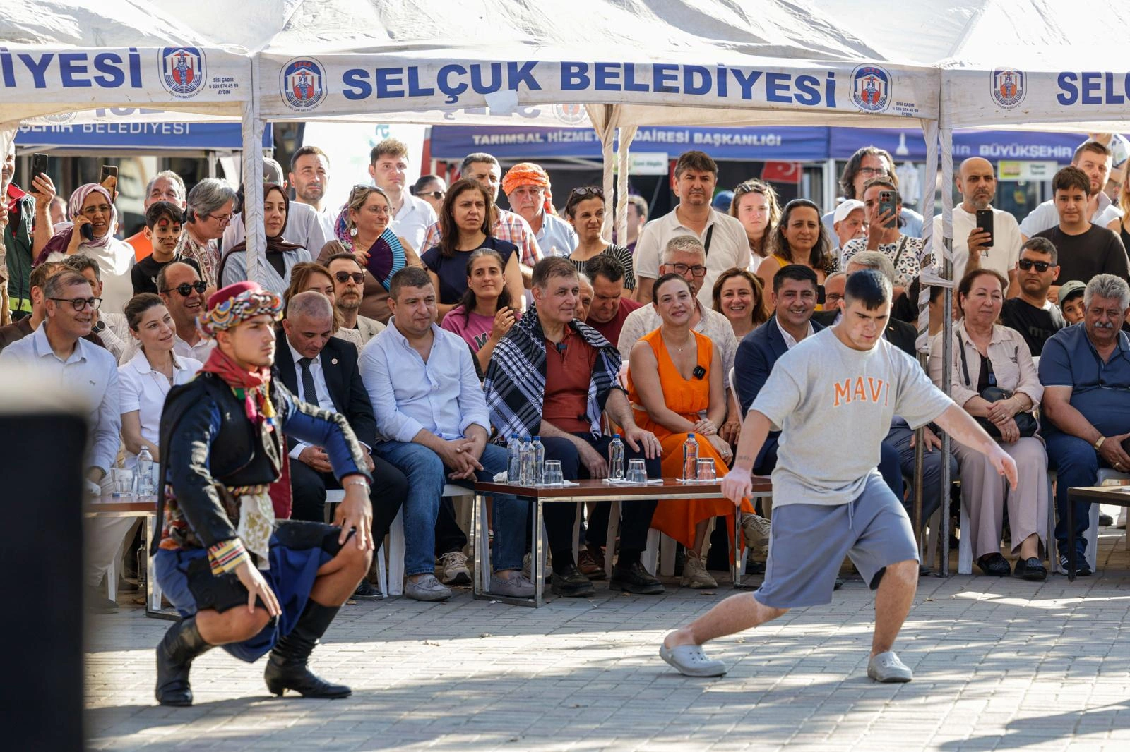 Selçuk’ta Şen Şeftali Şenliği üreticiye umut oldu: Tugay’dan şeftali üreticisine "kooperatif" garantisi