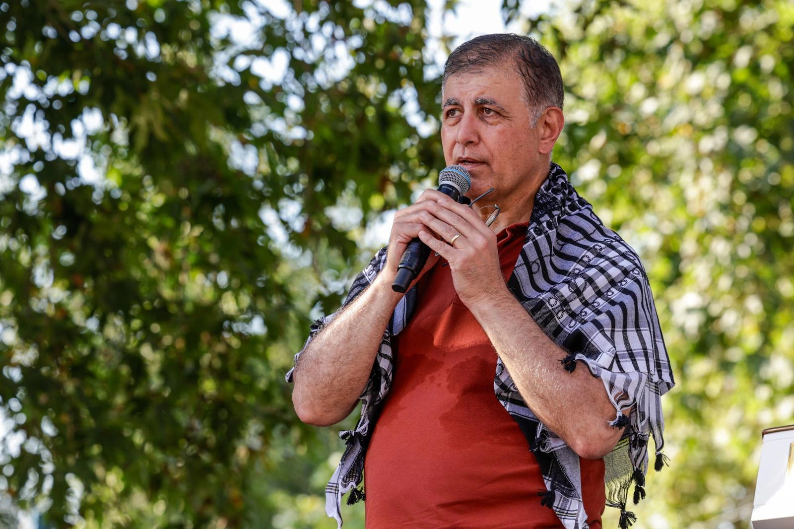 Selçuk’ta Şen Şeftali Şenliği üreticiye umut oldu: Tugay’dan şeftali üreticisine "kooperatif" garantisi
