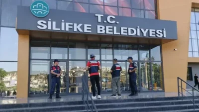 Mersin’de CHP’li Silifke Belediyesi’ne yönelik sabah saatlerinde düzenlenen operasyonda, Belediye