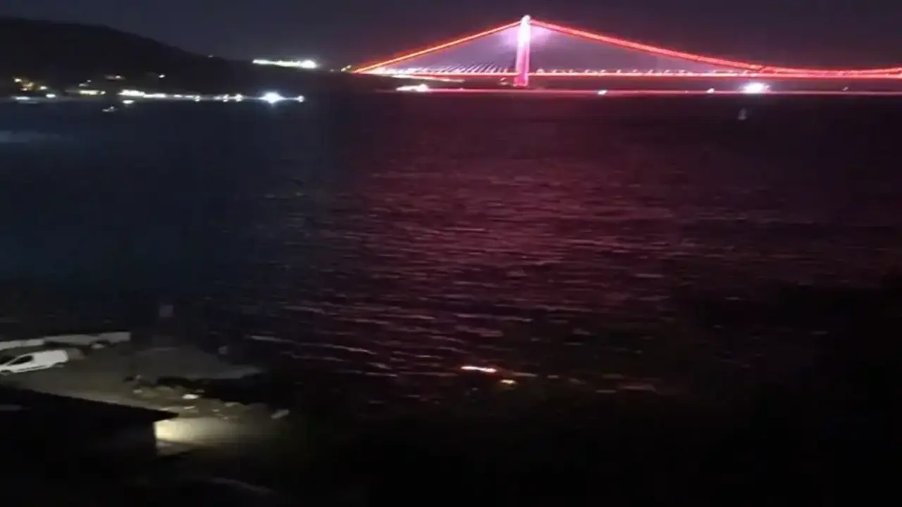 İstanbul Sarıyer'de kontrolden çıkarak denize gömülen otomobilin sürücüsü kendi imkanlarıyla