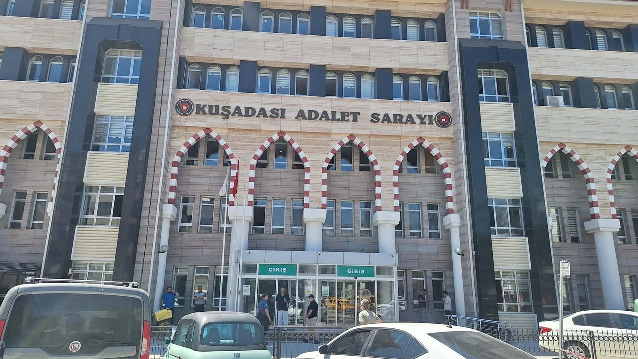'Cumhurbaşkanına hakaret' ve 'Halkı yanıltıcı bilgiyi alenen yayma' suçlamalarıyla aranan