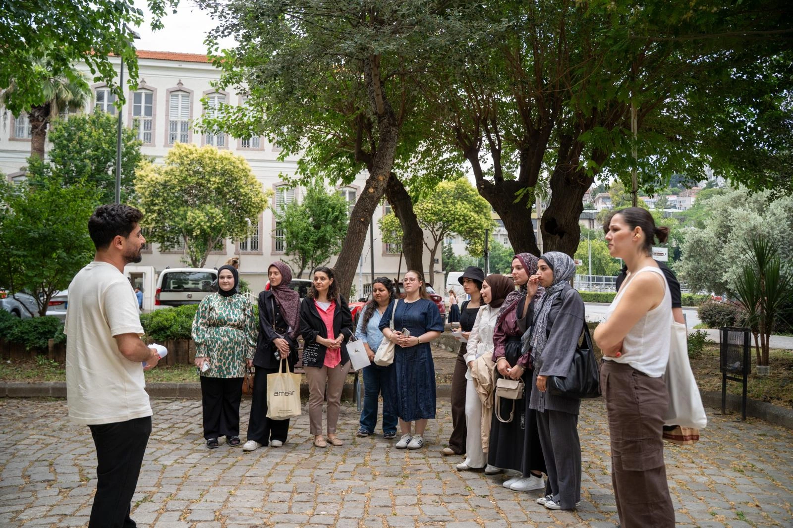Kemeraltı’ndan Basmane’ye edebiyat yolculuğu! İzmirli gençler Tarık Dursun K.’nin izinde