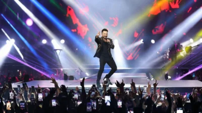 Koç Topluluğu’nun 100. yıl kutlamaları kapsamında Ankara’da sahne alan Tarkan,
