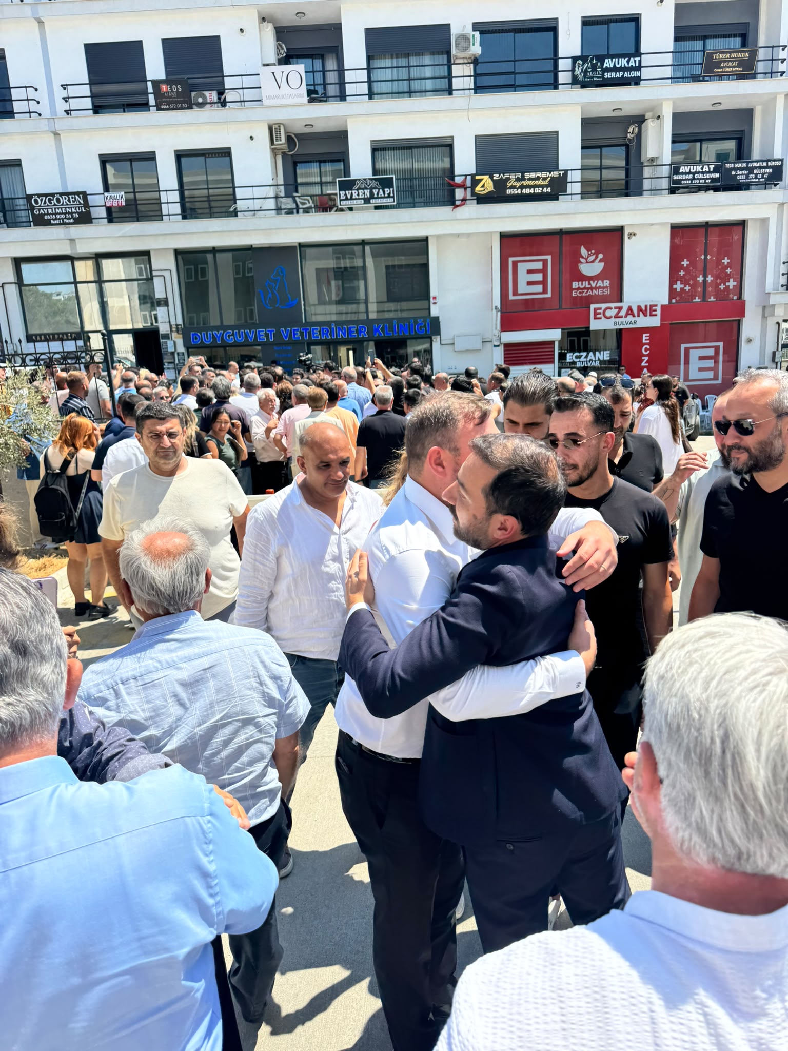 Yiğit ile birlikte Doğuş Bayır da serbest: Utku Gümrükçü Adliye kapısında karşıladı