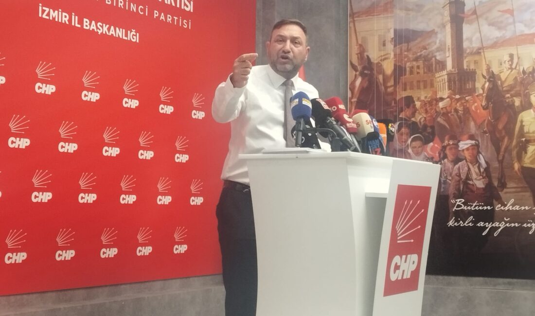 CHP İzmir İl Başkanı Utku Gümrükçü, parti binasında düzenlediği basın
