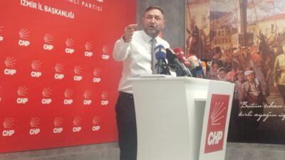 CHP İzmir İl Başkanı Utku Gümrükçü, parti binasında düzenlediği basın