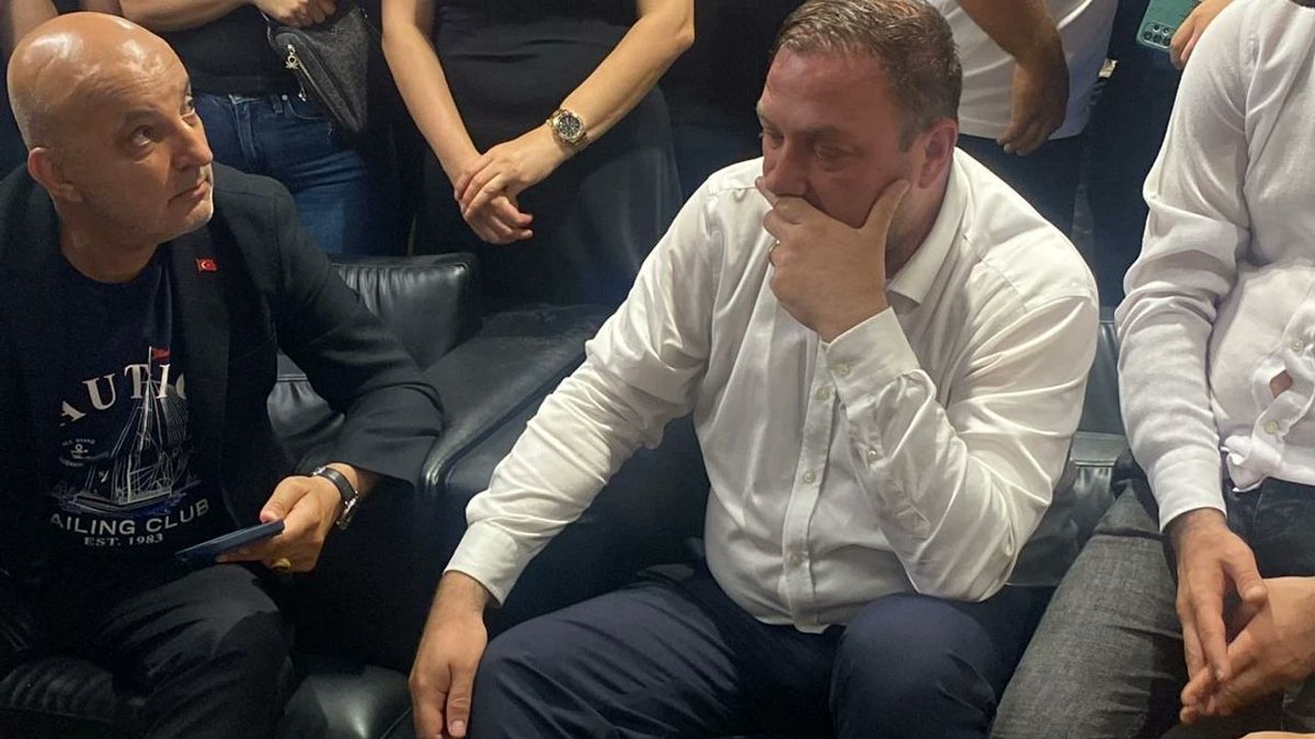 CHP İzmir'de 'mutlak butlan' arbedesi: Utku Gümrükçü polisle içeri girdi 3 CHP İzmir'de 'mutlak butlan' arbedesi: Utku Gümrükçü polisle içeri girdi
