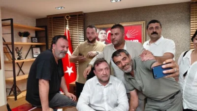 CHP İzmir İl Başkanlığı’nda dört gündür süren makam nöbeti, gece