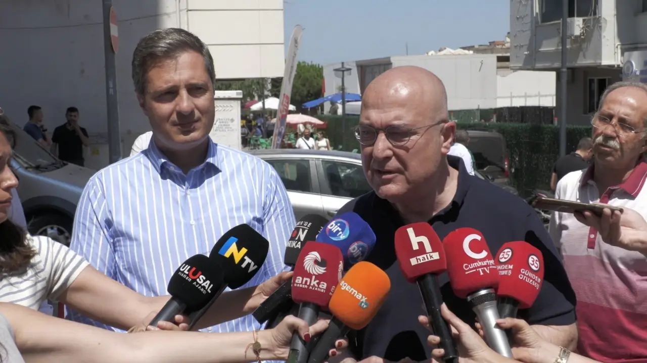 İzmir’de iki belediye başkanının ve beraberindeki kişilerin gözaltına alınmasının ardından