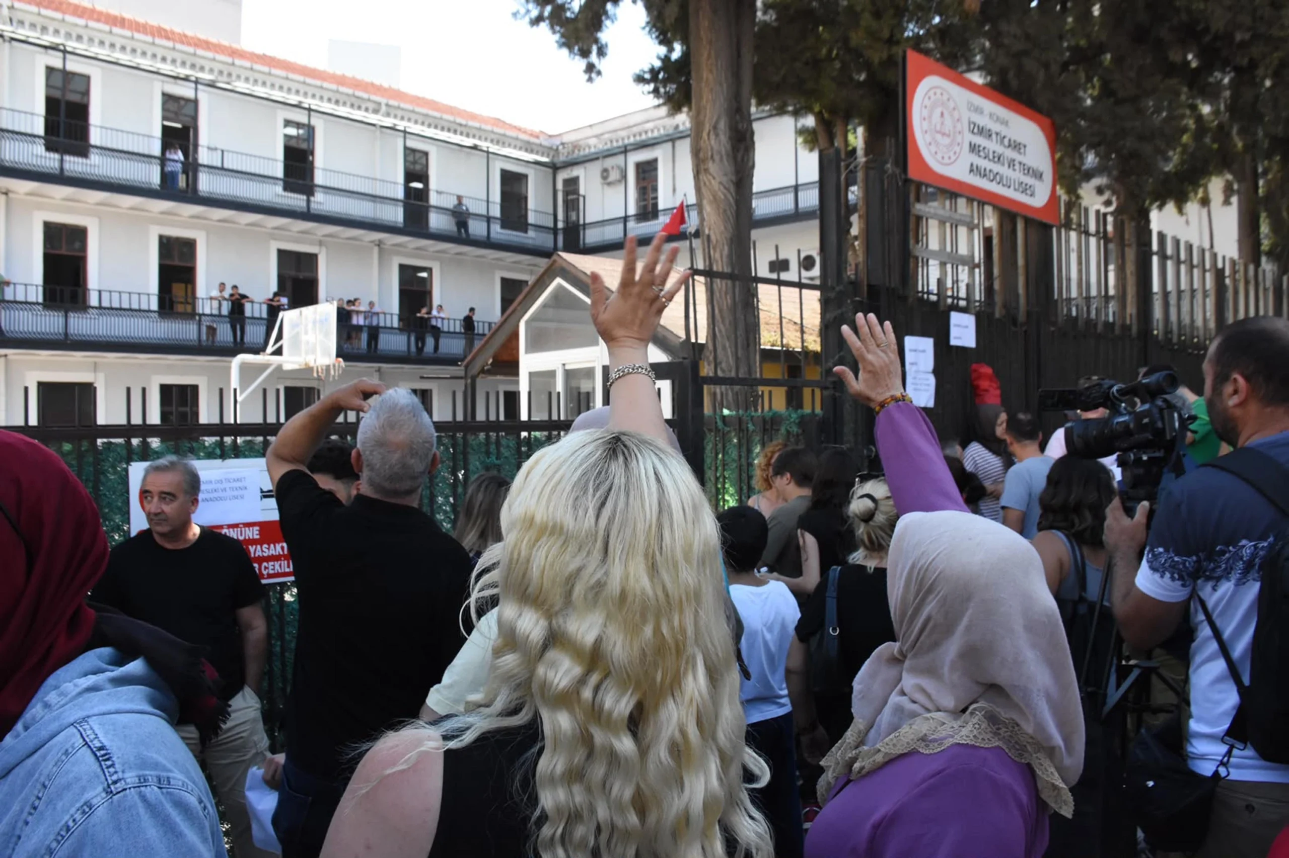 YKS maratonunda ilk oturum başladı: Sınav için demir kapıdan atladılar