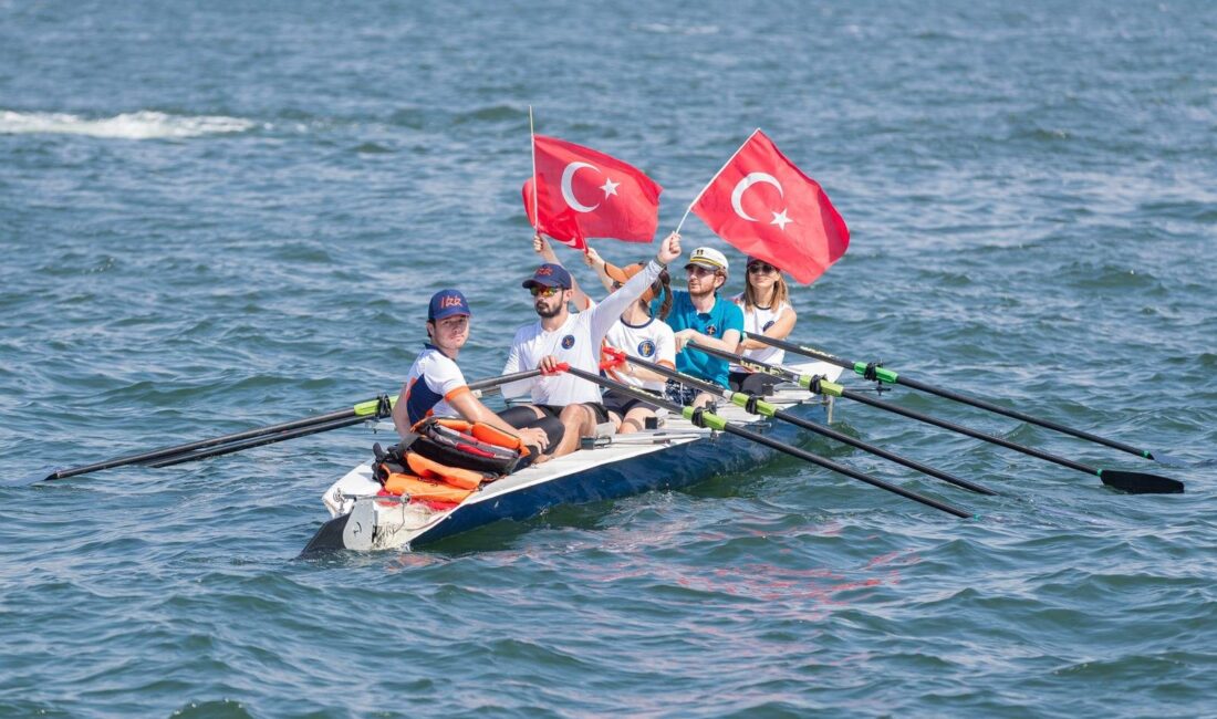 Denizcilik ve Kabotaj Kanunu'nun kabulünün 100’üncü yılında, İzmir Cumhuriyet Meydanı