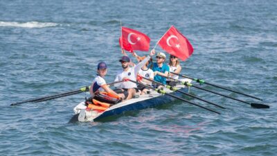 Denizcilik ve Kabotaj Kanunu'nun kabulünün 100’üncü yılında, İzmir Cumhuriyet Meydanı