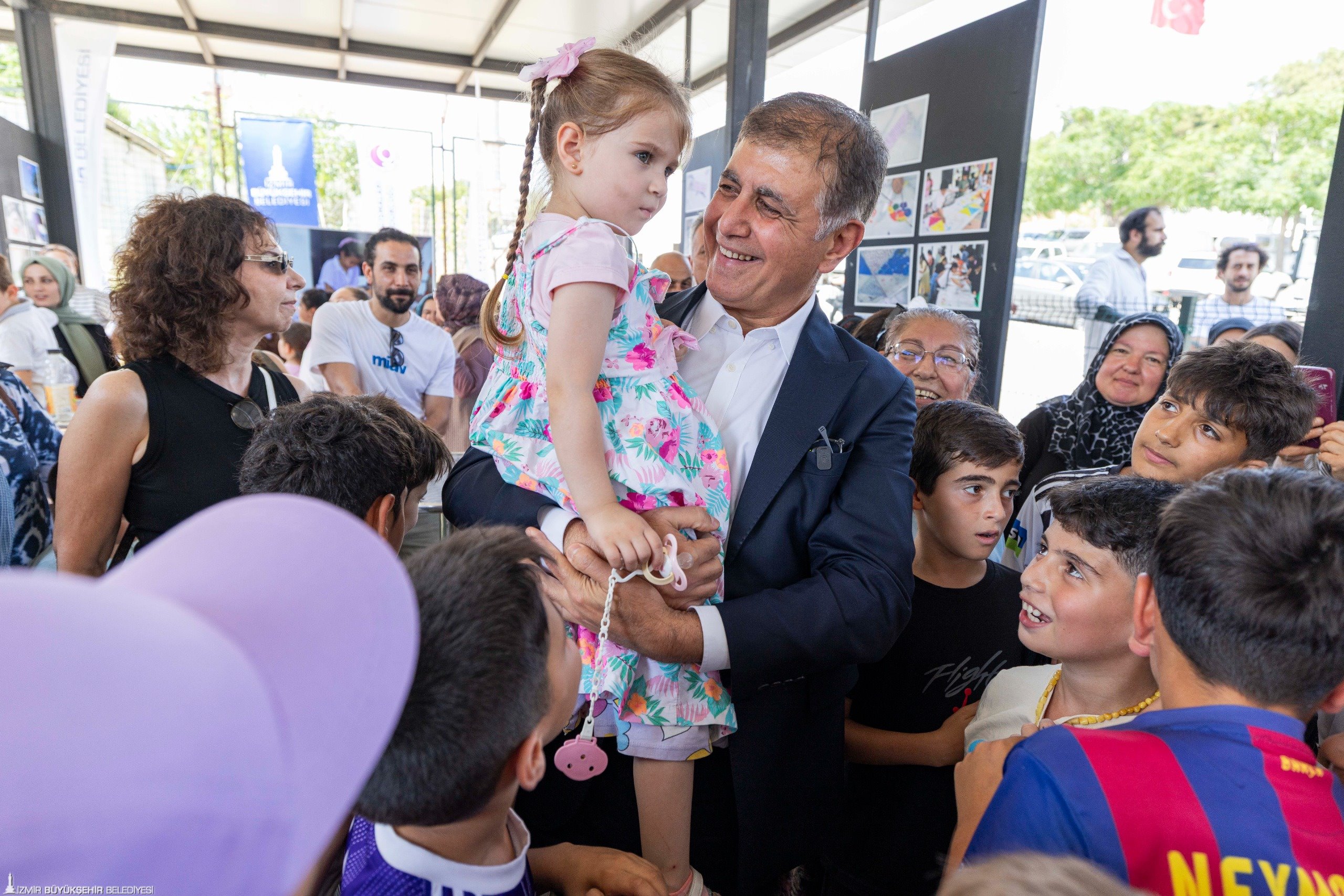 Kadifekalelilerden Başkan Tugay’a sevgi seli 7 Kadifekalelilerden Başkan Tugay’a sevgi seli