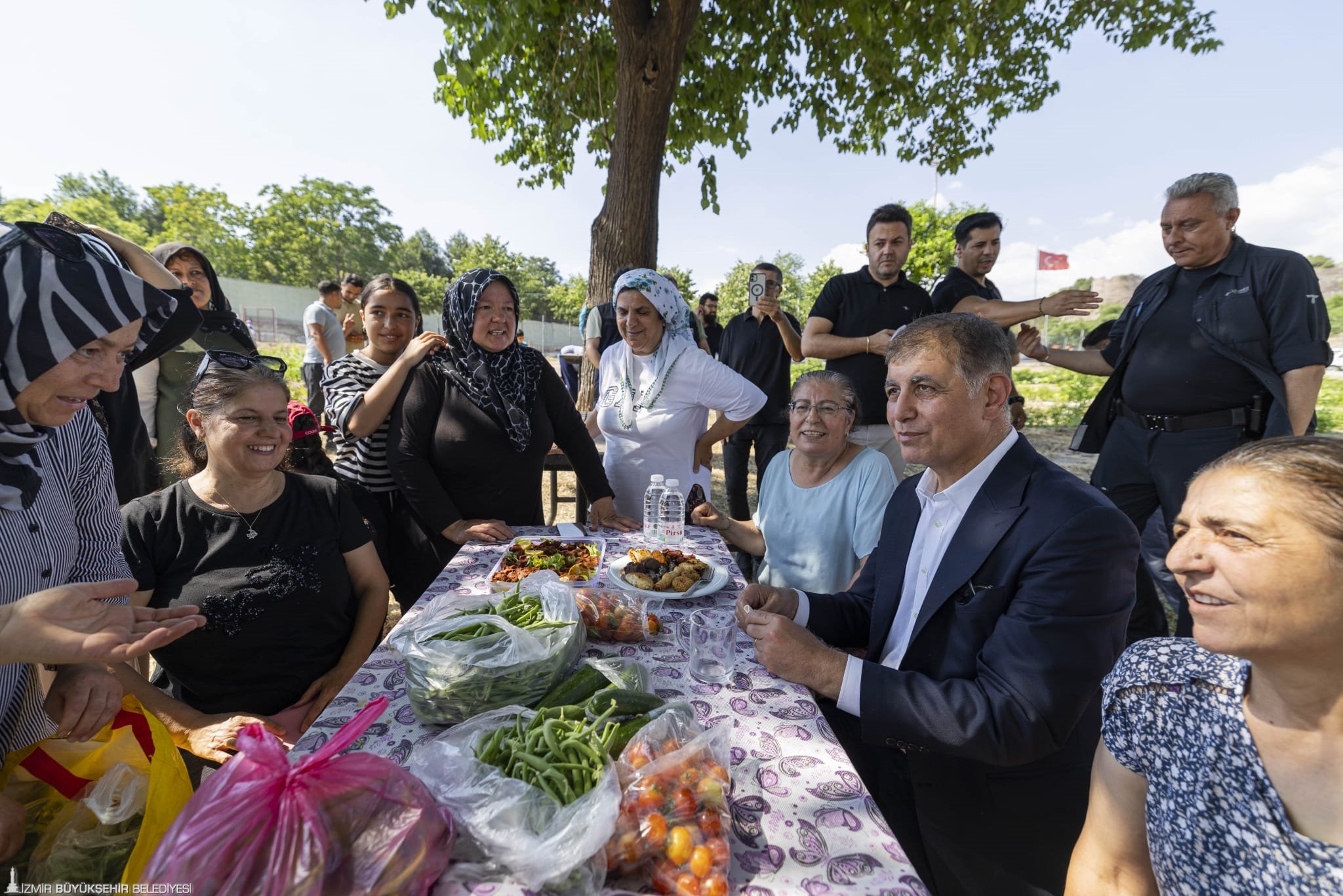 Kadifekalelilerden Başkan Tugay’a sevgi seli 12 Kadifekalelilerden Başkan Tugay’a sevgi seli