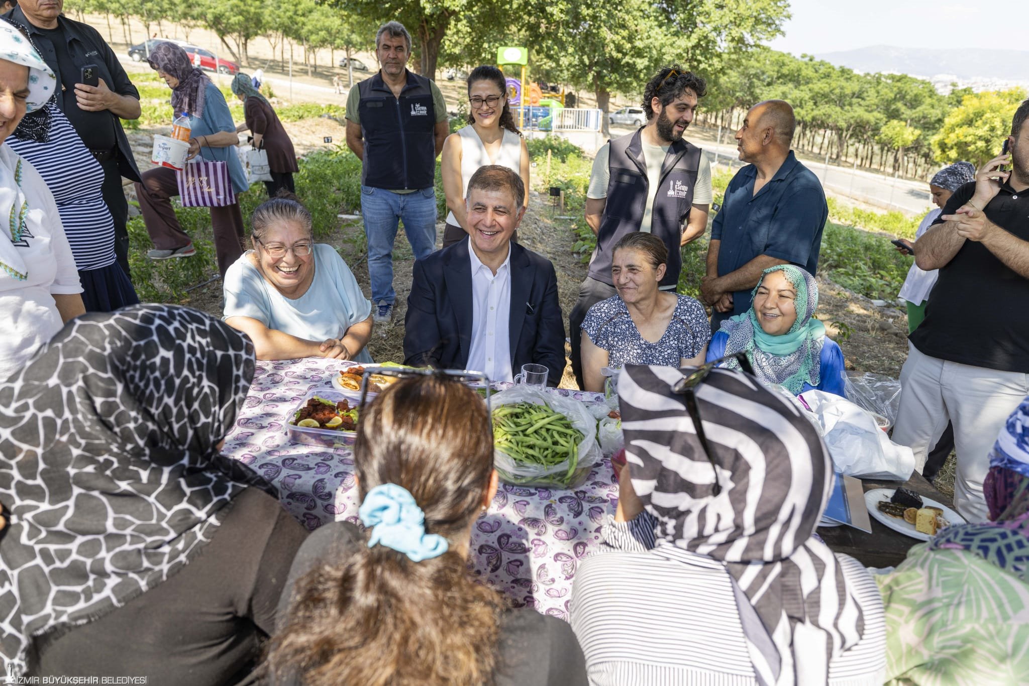 Kadifekalelilerden Başkan Tugay’a sevgi seli 14 Kadifekalelilerden Başkan Tugay’a sevgi seli